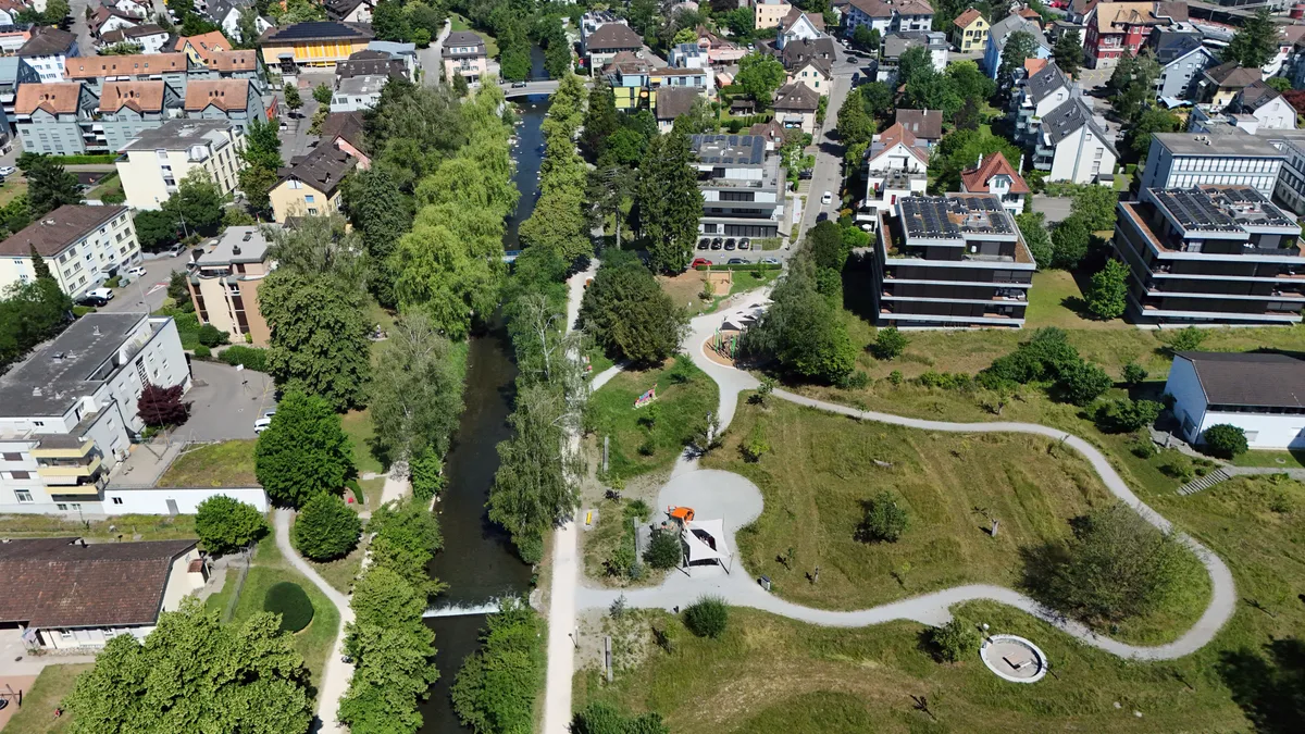 Die Grünanlage mit Fluss ist ein kleines Naherholungsgebiet mitten in der Stadt. 