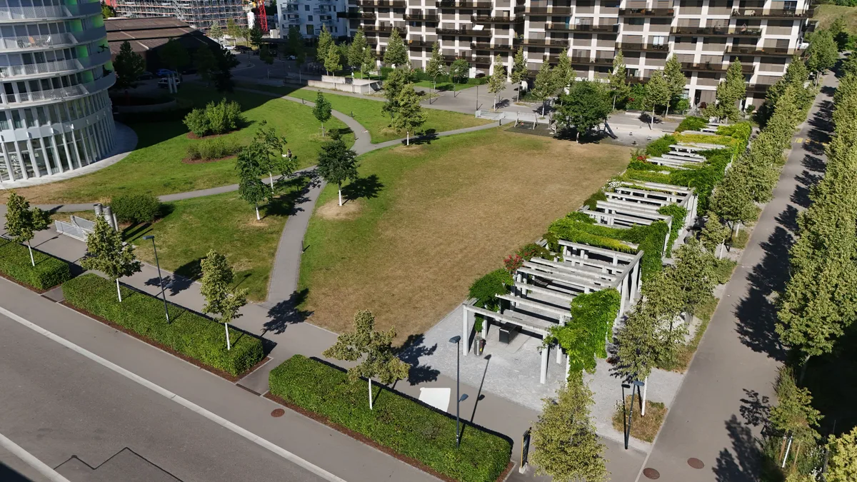 Die Betonpergola (rechts im Bild) ist das herausragende stilistische Element des Parks. Die Betonpergola (rechts im Bild) ist das herausragende stilistische Element des Parks.