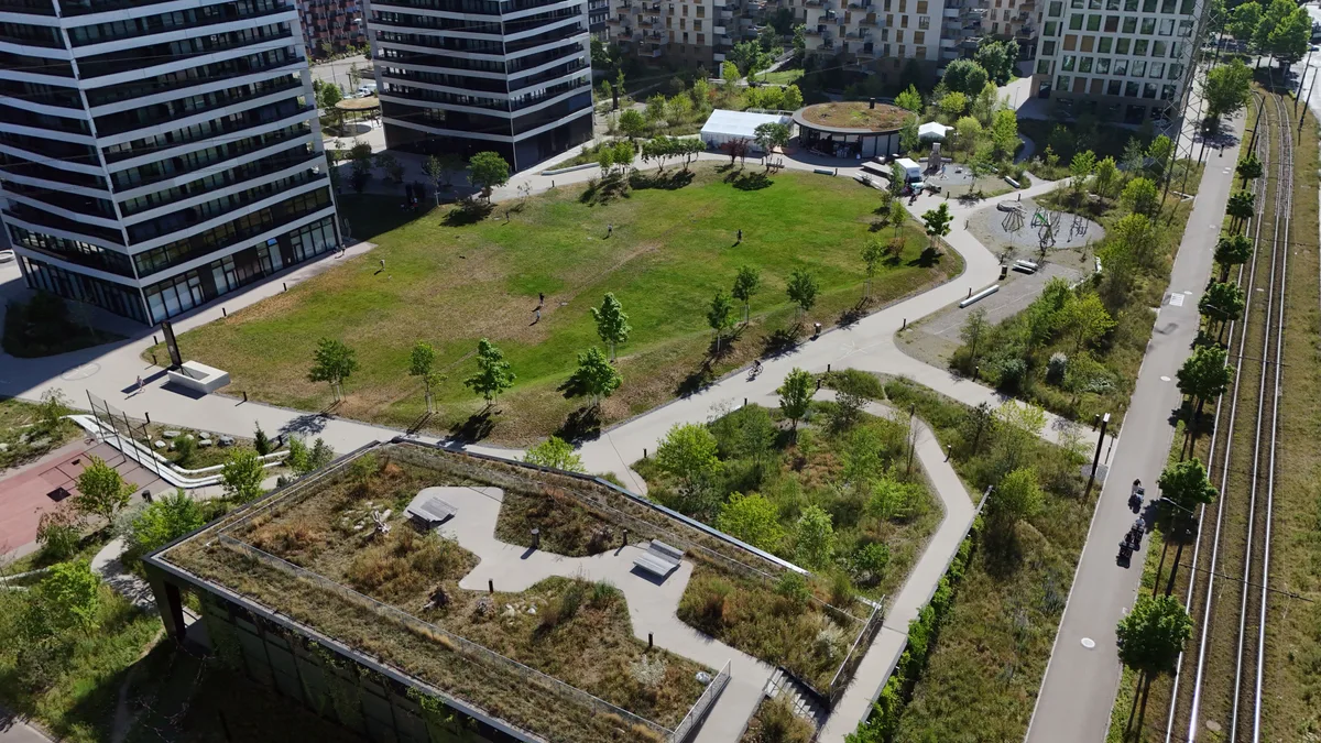 Zwischen Hochhäusern, Tramgleisen und der Zürichstrasse: der Three-Point-Park im boomenden Westen Dübendorfs.