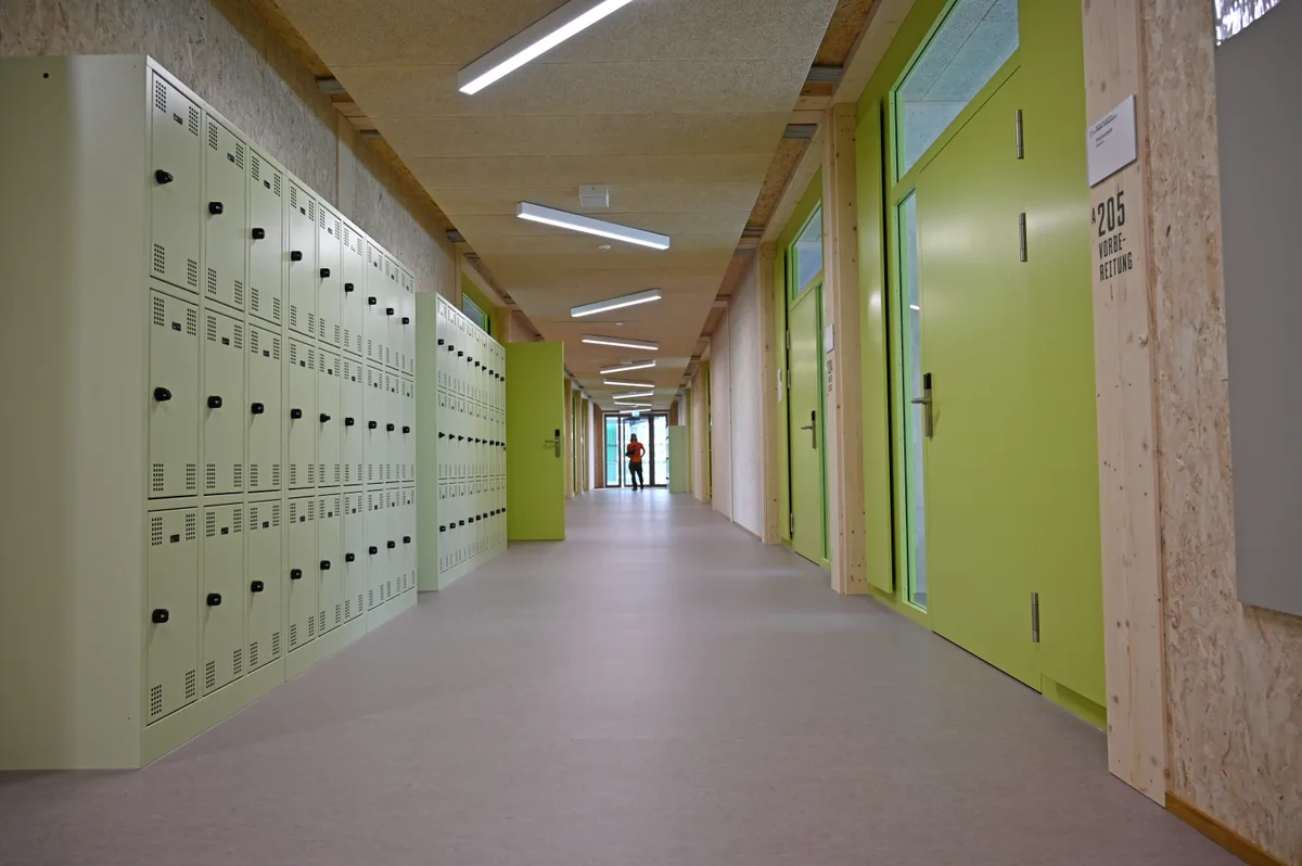 Ein Korridor im Schultrakt. An der Decke sind Akustikplatten angebracht, was den Lärm mindern soll. Einweihung der Kantonsschule Stadelhofen, Filiale Dübendorf