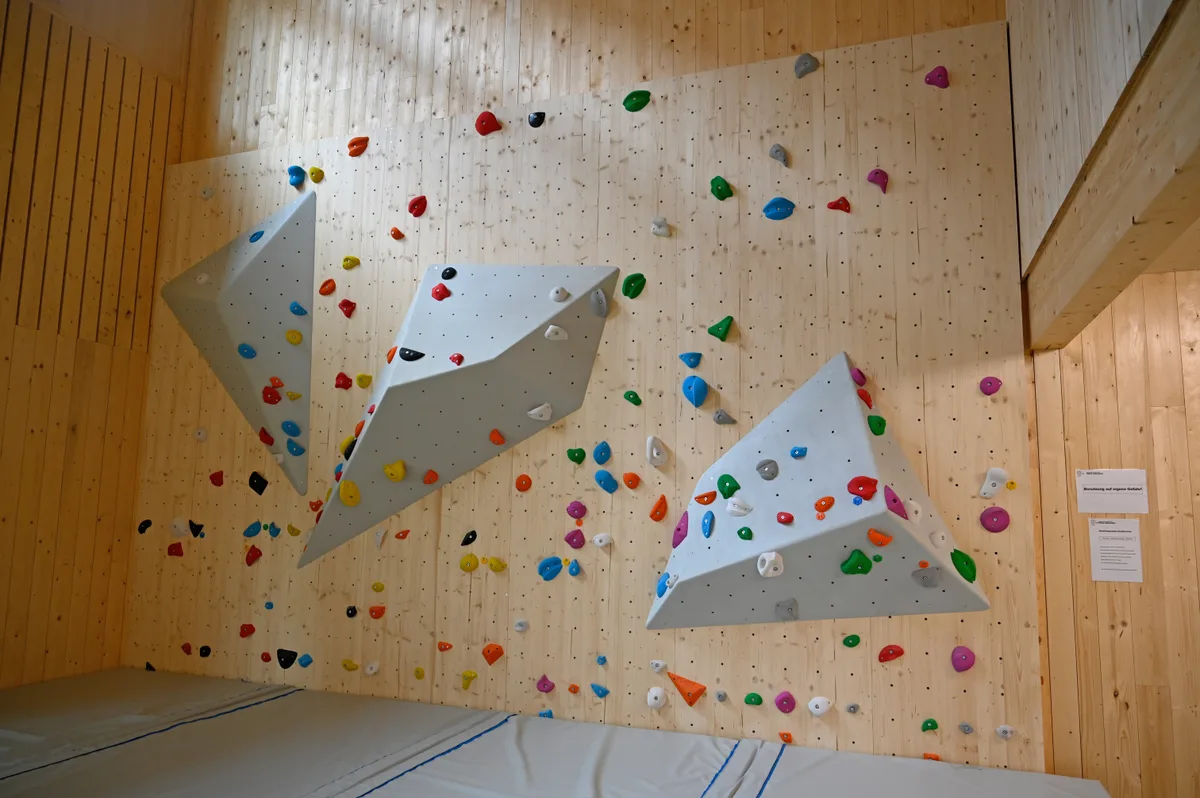 In einer Ecke hats noch Platz gehabt für diese Kletterwand. Einweihung der Kantonsschule Stadelhofen, Filiale Dübendorf