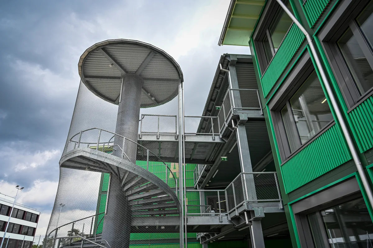 Im Aussentreppenhaus können die beiden Schultrakte betreten werden. Einweihung der Kantonsschule Stadelhofen, Filiale Dübendorf