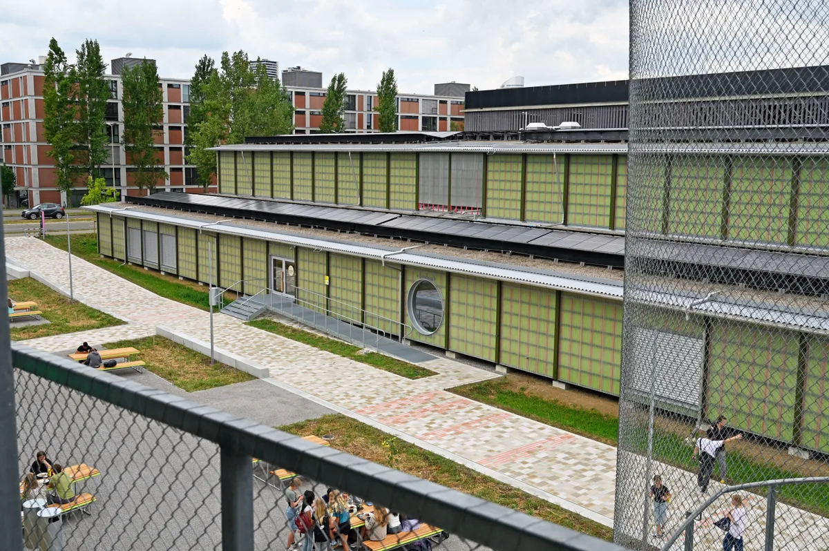 In der Sporthalle sind zwei Turnhallen untergebracht. Einweihung der Kantonsschule Stadelhofen, Filiale Dübendorf