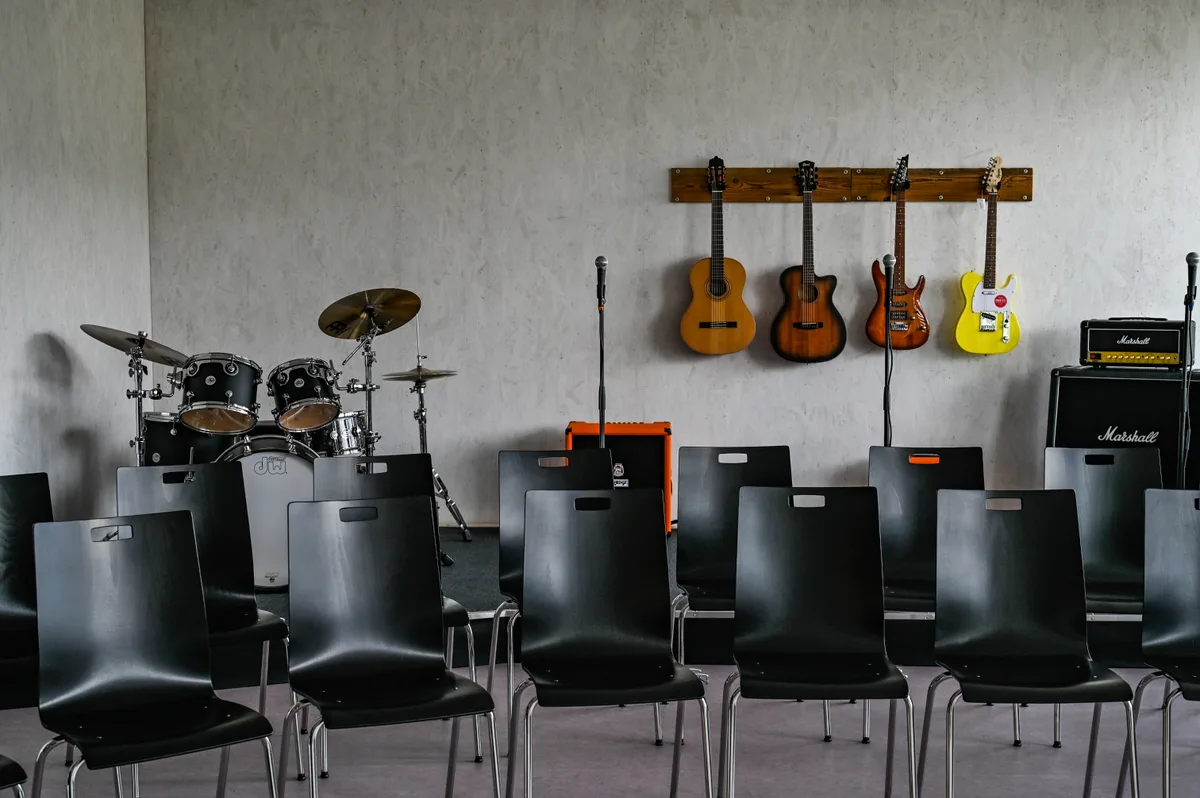 Alles bereit für den Musikunterricht. Einweihung der Kantonsschule Stadelhofen, Filiale Dübendorf