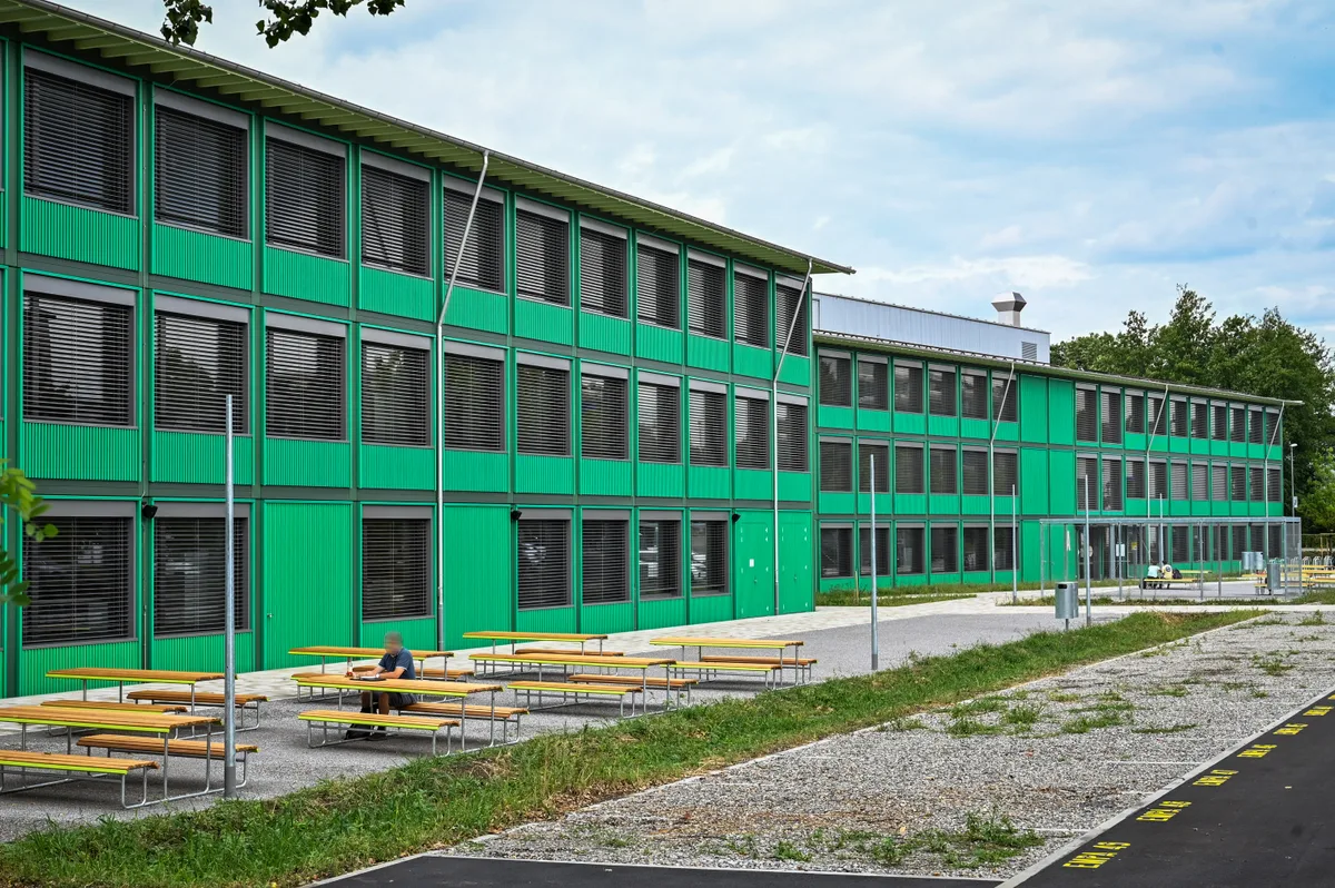 31626808-1 Auf dem Empa-Areal ist seit Montag das neue Kanti-Provisorium in Form von Holzmodulbauten in Betrieb.