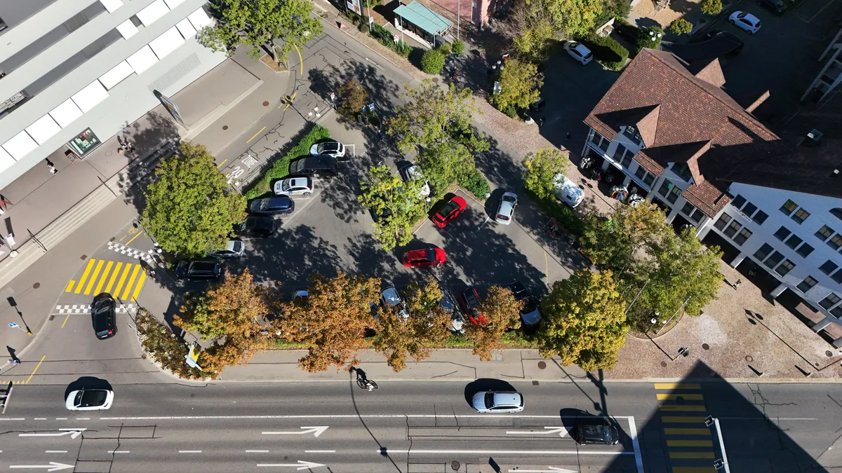 Parkplätze, Bäume, eine Hecke, zwei Bänkli und ein Abfallkübel: So mag die Mehrheit der Dübendorfer ihren Adlerplatz. Parkplätze, Bäume, eine Hecke, zwei Bänkli und ein Abfallkübel: So mag die Mehrheit der Dübendorfer ihren Adlerplatz.