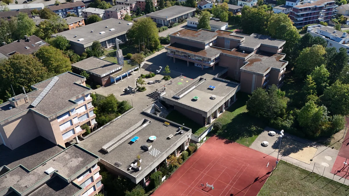 Erinnert laut Denkmalpflege in seiner Kubatur an nordafrikanische Lehmbauten: das Primar- und Sekundarschulhaus Stägenbuck in Dübendorf. Erinnert laut Denkmalpflege in seiner Kubatur an nordafrikanische Lehmbauten: das Primar- und Sekundarschulhaus Stägenbuck in Dübendorf.