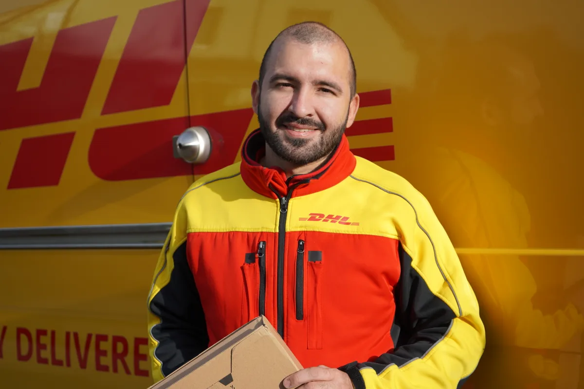 Emre Yaylan liefert während der Weihnachtszeit in Fällanden Pakete für DHL aus.