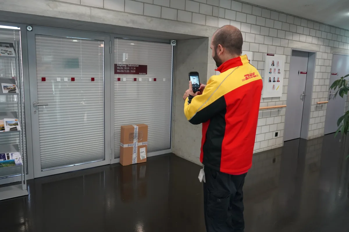 Emre Yaylan fotografiert ein Paket.