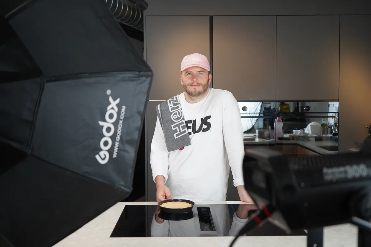 Sandro Zinggeler produziert in seinem Studio in Dübendorf Content für sein Social Media.