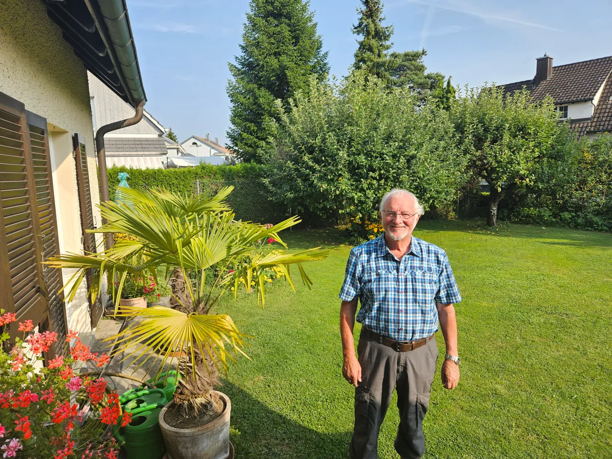 Hans Deflorin in seinem Garten. Hans Deflorin in seinem Garten.