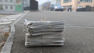 27784610-4 Weil die Leute immer weniger gedruckte Zeitungen lesen, halbiert die Stadt die Sammlungen für Altpapier.
