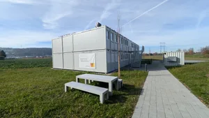 27958796-1 Einstmals geplant war die Unterkunft im Gebiet Letzacher, nach Protesten wurden die Wohncontainer neben der Kläranlage Bachwis aufgebaut.