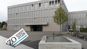 Ruhig und fast schon idyllisch steht es da, das Volketswiler Gemeindehaus. Doch im Wahlkampf gehts richtig ab. Ruhig und fast schon idyllisch steht es da, das Volketswiler Gemeindehaus. Doch im Wahlkampf gehts richtig ab.