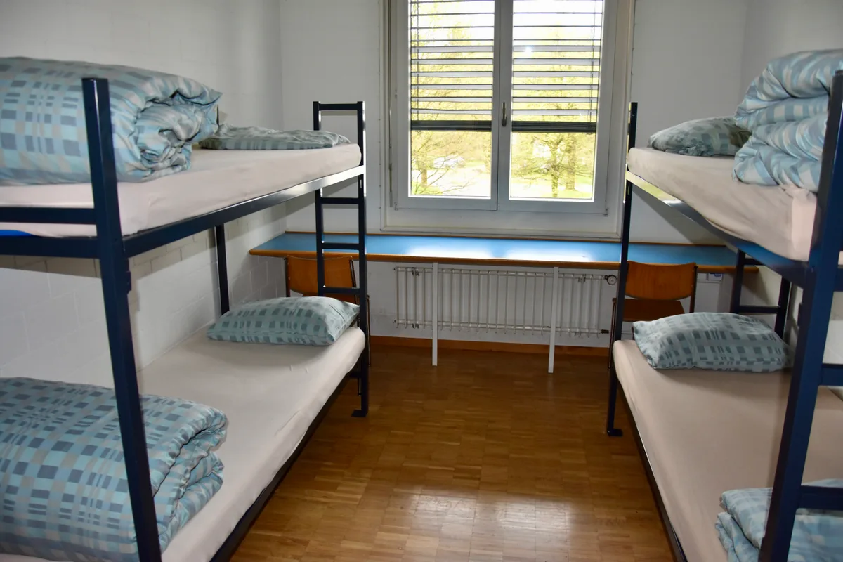 Die Infrastruktur in der Kaserne ist zweckmässig zur temporären Unterbringung von Asylsuchenden. (Archiv) Zweckmässige Armeeinfrastruktur für asylsuchende Menschen.