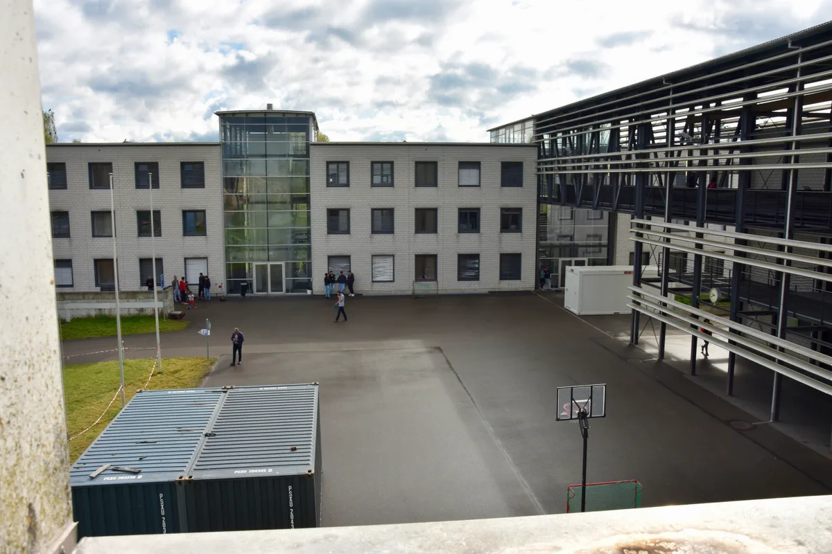 Im ehemaligen Kader-Ausbildungszentrum auf dem Kasernenareal kommen vor allem asylsuchende Familien unter. (Archiv) Zweckmässige Armeeinfrastruktur für asylsuchende Menschen.