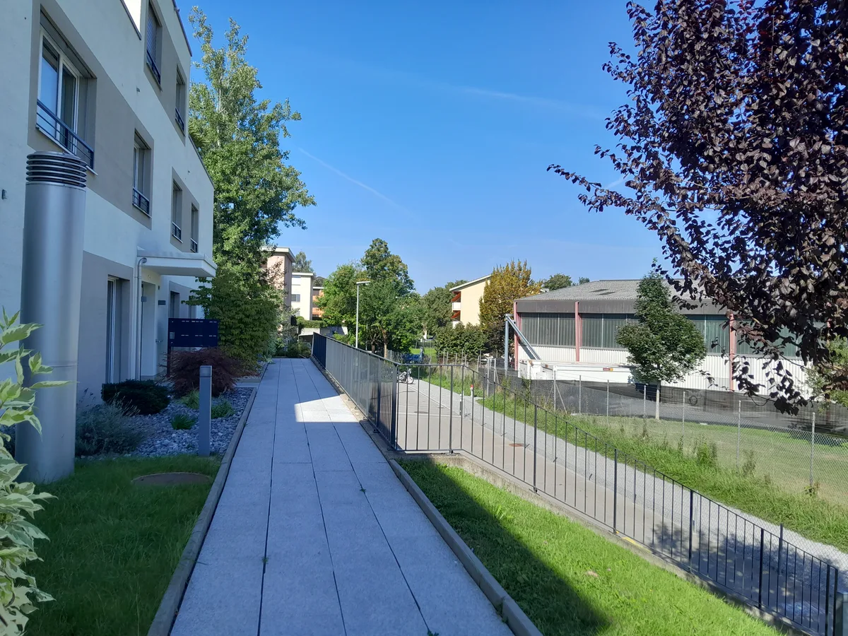 Die Mehrzweckhalle liegt mitten im Wohnquartier. (Archiv) Temporäres Bundesasylzentrum Dübendorf