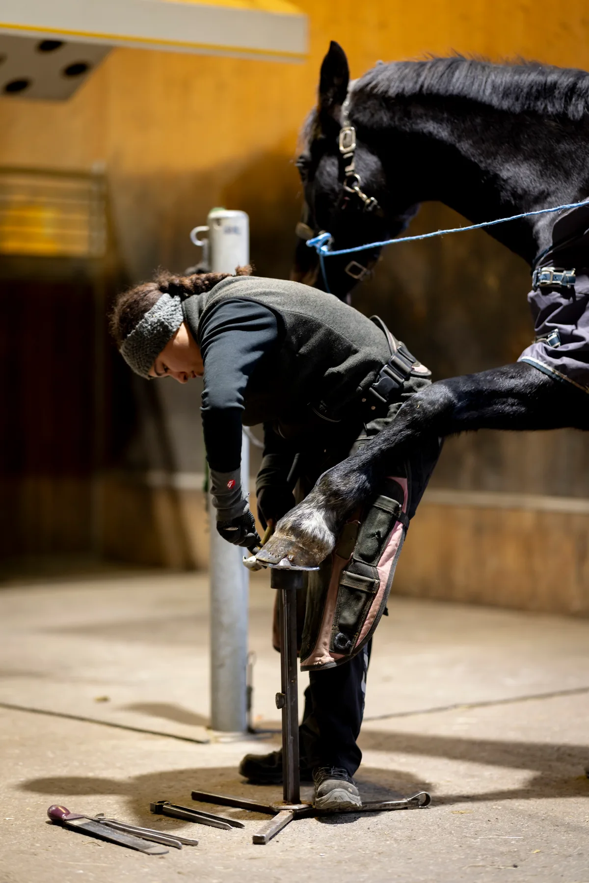 Rona Jimmy arbeitet am Huf.