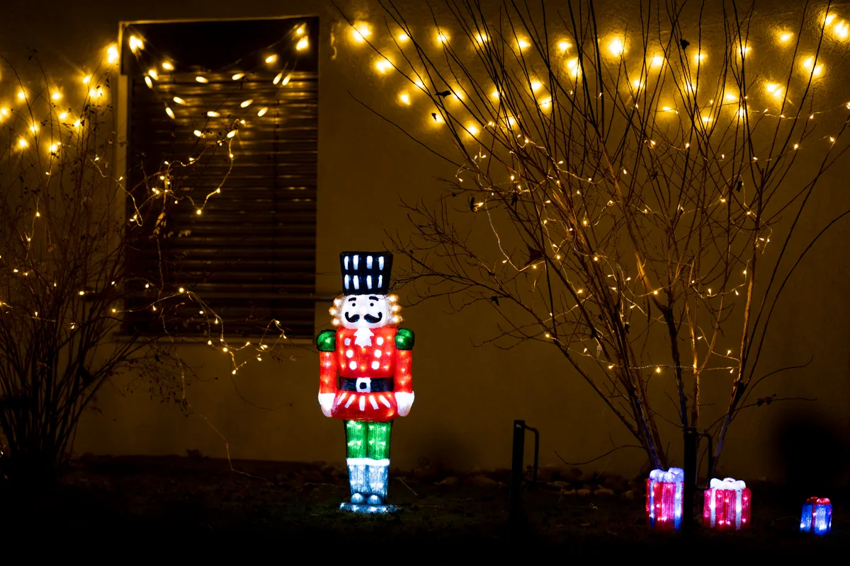 Leuchtende Deko vor einem Wohnhaus in Dübendorf. Nächtliche Weihnachtsbeleuchtung.