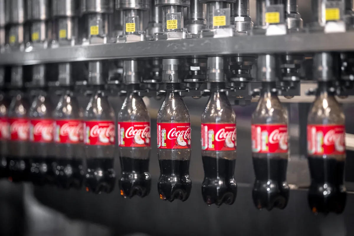 Flaschen werden gefüllt.