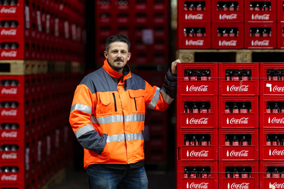 Reto Maag in der Lagerhalle.