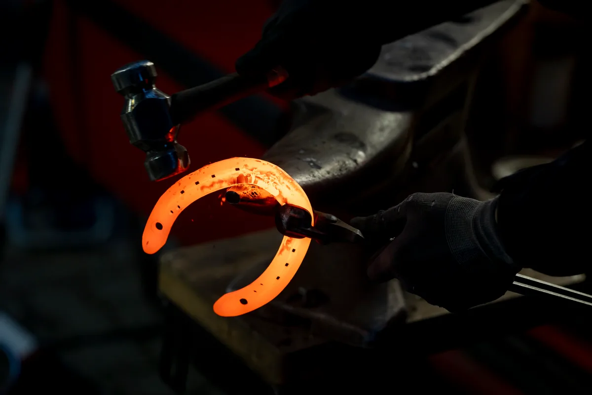 Hodas hämmert auf ein glühendes Eisen ein.