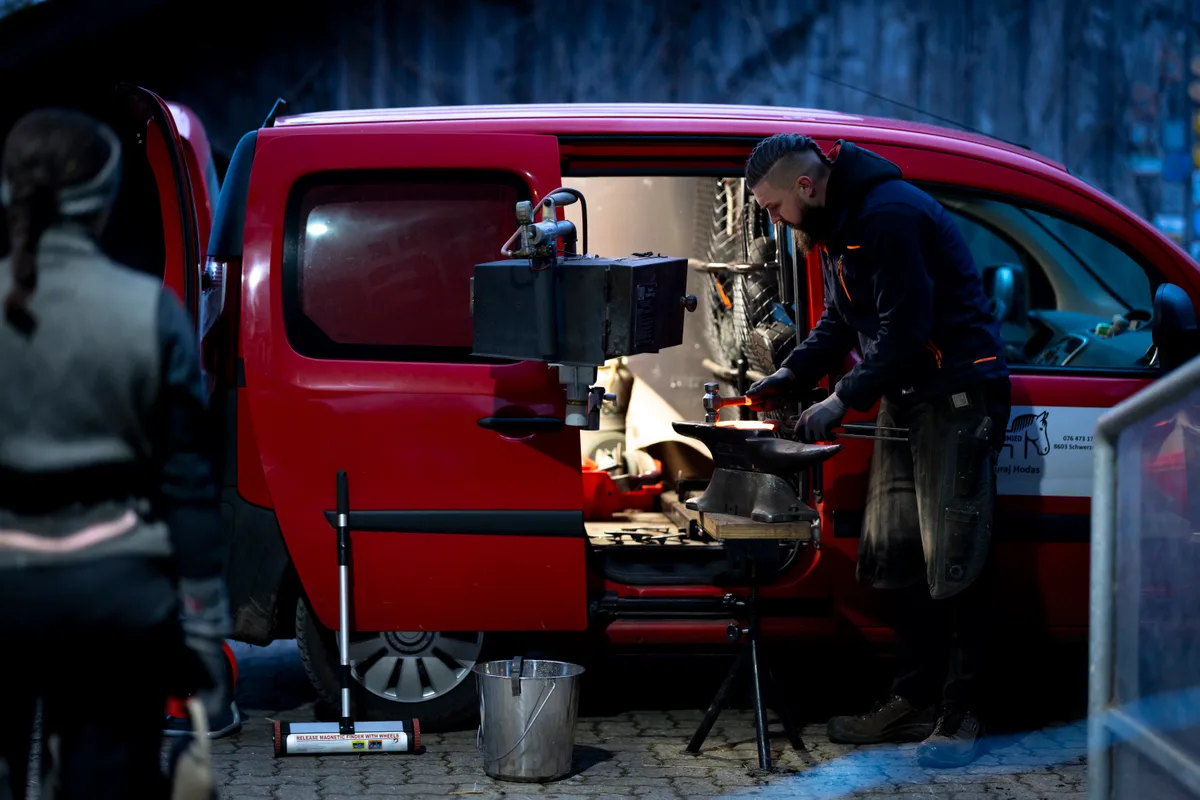 Juraj Hodas arbeitet am Amboss.