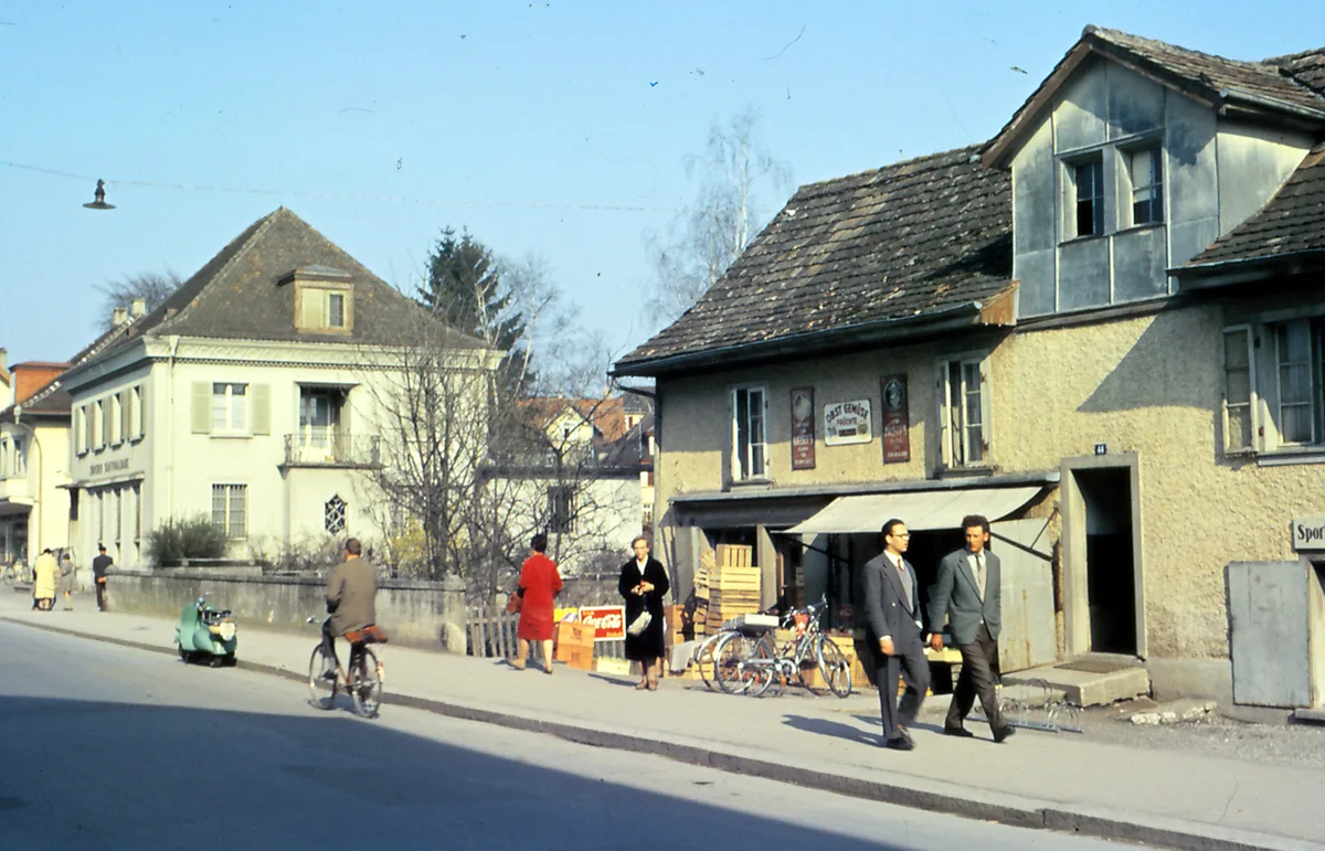 Die Familie Bocco eröffnete Anfang der 1950er Jahre einen Obst- und Gemüseladen an der Bahnhofstrasse; sie waren die ersten, die in Dübendorf «heissi Marroni» anboten. Links das alte ZKB-Gebäude. Die Familie Bocco eröffnete Anfang der 1950er Jahre einen Obst- und Gemüseladen an der Bahnhofstrasse; sie waren die ersten, die in Dübendorf «heissi Marroni» anboten. Links das alte ZKB-Gebäude.