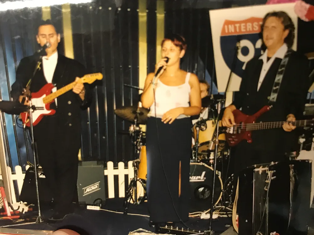 Schon mit 14 Jahren war Barbara Galli die Leadsängerin einer Band. Galli als Teenager auf der Bühne.