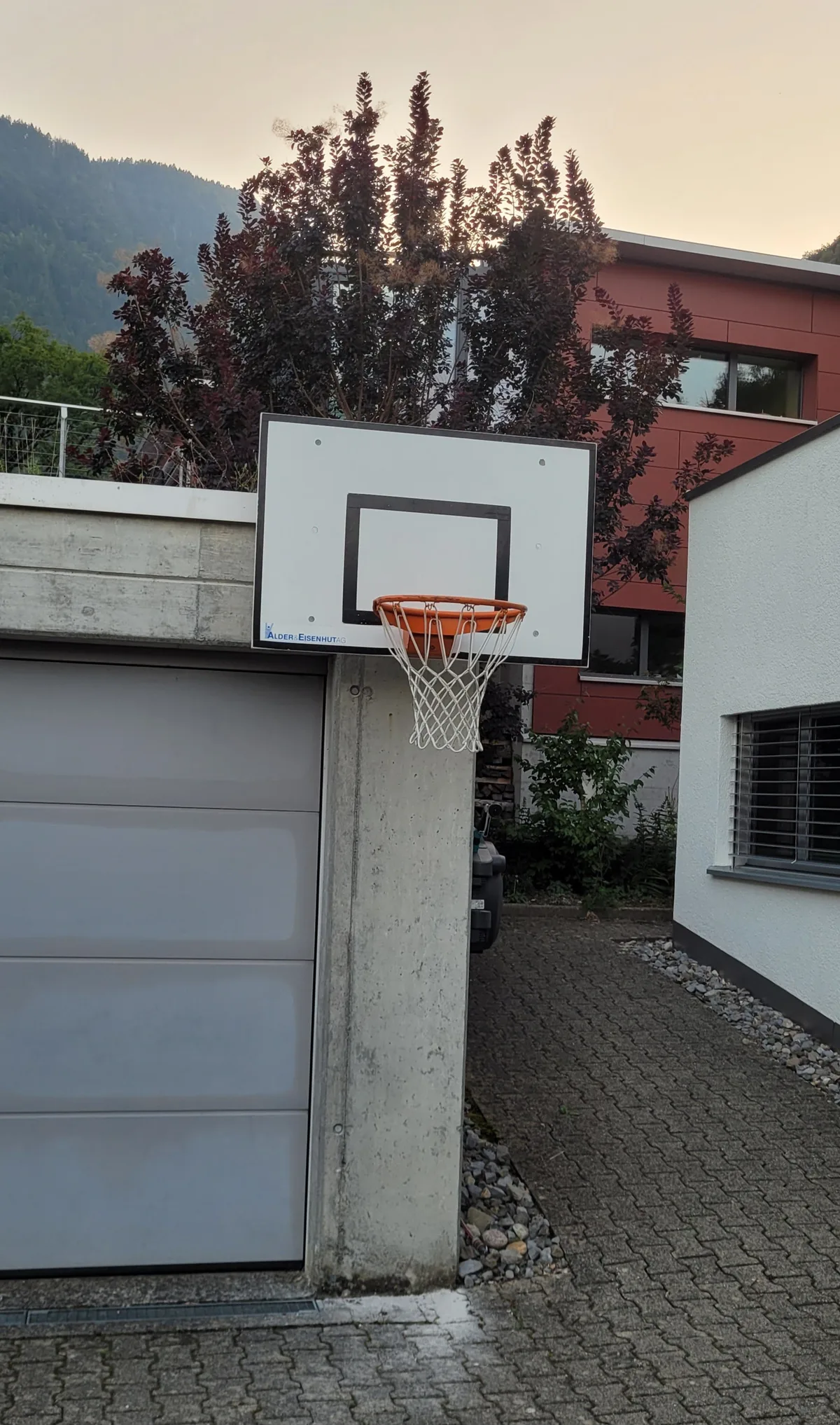 «Unsere Kinder sind begeistert, die Nachbarschaft ebenso», schreibt der neue Besitzer dieses Basketballkorbs. Ein Basketballkorb