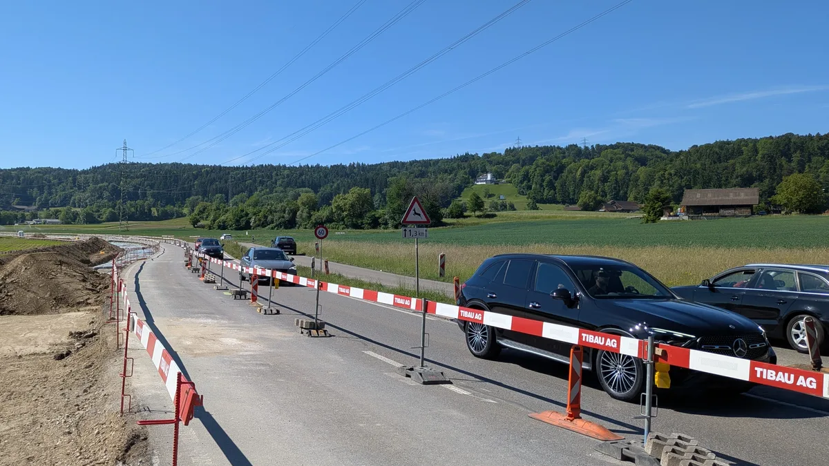 12312952-4 Wenn die Bauarbeiten beendet sind, fährt der Bus in der Mitte der Strasse auf einer eigenen Spur.