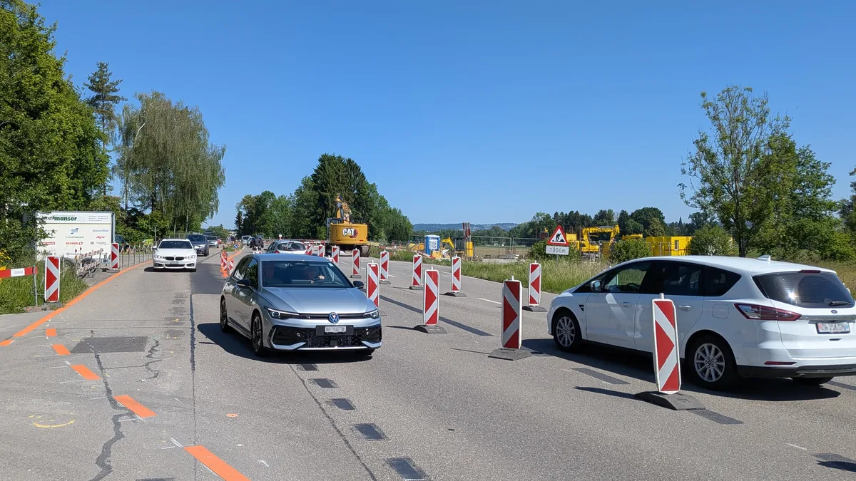 Wenn die Bauarbeiten beendet sind, fährt der Bus in der Mitte der Strasse auf einer eigenen Spur.