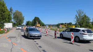 Wenn die Bauarbeiten beendet sind, fährt der Bus in der Mitte der Strasse auf einer eigenen Spur. Wenn die Bauarbeiten beendet sind, fährt der Bus in der Mitte der Strasse auf einer eigenen Spur.
