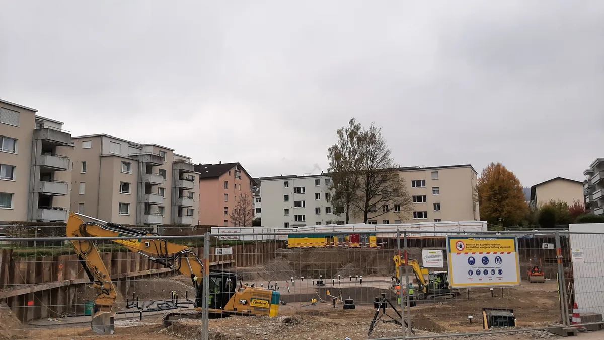 Baustelle an der Birchlenstrasse in Dübendorf. Alte Häuser mit günstigen Wohnungen machen Neubauten mit hohen Mieten und einer erhöhten Ausnützung der Parzellen Platz. Baustelle an der Birchlenstrasse in Dübendorf. Alte Häuser mit günstigen Wohnungen machen Neubauten mit hohen Mieten und einer erhöhten Ausnützung der Parzellen Platz.