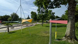Bauvisiere im Freibad Dübendorf zeigen an, wo der Hallenbad-Neubau hinkommen soll. Bauvisiere im Freibad Dübendorf zeigen an, wo der Hallenbad-Neubau hinkommen soll.