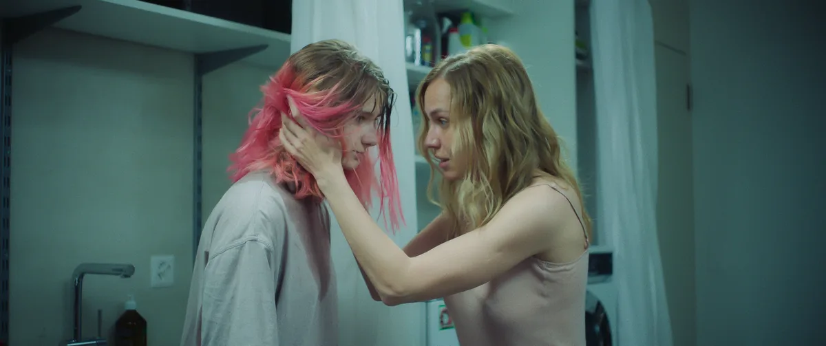 Die Hauptdarstellerin Anna hält das Gesicht ihrer Tochter Lena in den Händen.