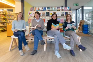 26272943-2 Das Team der Bibliothek Fällanden (von links): Jannik Anne Birkeland, Milena Zogg, Andrea Muntwyler (Leiterin) und Manuela Letsch.
