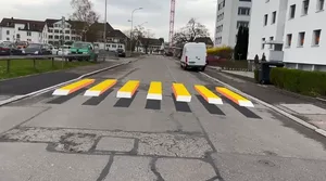 11268289-4 Die Stadt Dübendorf liess den Fussgängerstreifen über die Leepüntstrasse in einer 3D-Optik erstellen, musste dies aber wieder korrigieren.