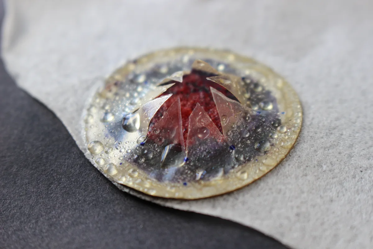 Eine Art Papierflieger aus Kartoffelstärke und anderen abbaubaren Materialien.