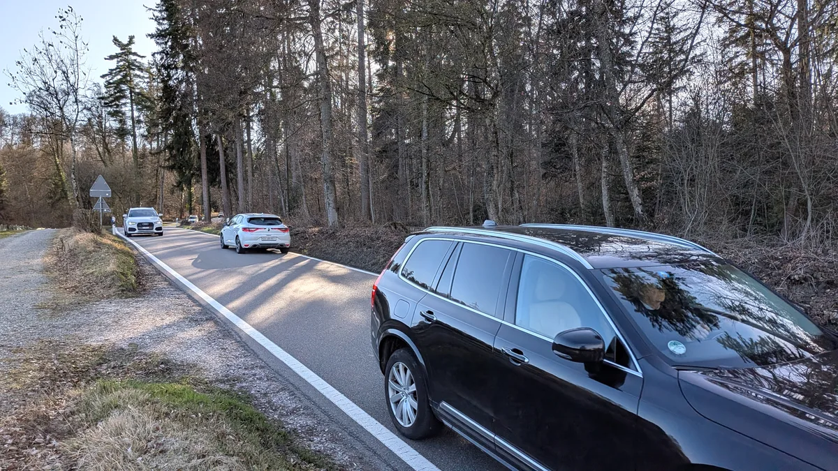Auf der Buchrainstrasse oberhalb des Geerens hat die Stadtpolizei Dübendorf bei einer Kontrolle Tempoexzesse festgestellt. Auf der Buchrainstrasse oberhalb des Geerens hat die Stadtpolizei Dübendorf bei einer Kontrolle Tempoexzesse festgestellt.