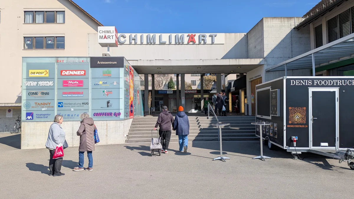 29274759-15 Chimlimärt-Kunden haben bald die Wahl: Denner, Voi oder – demnächst – Coop.