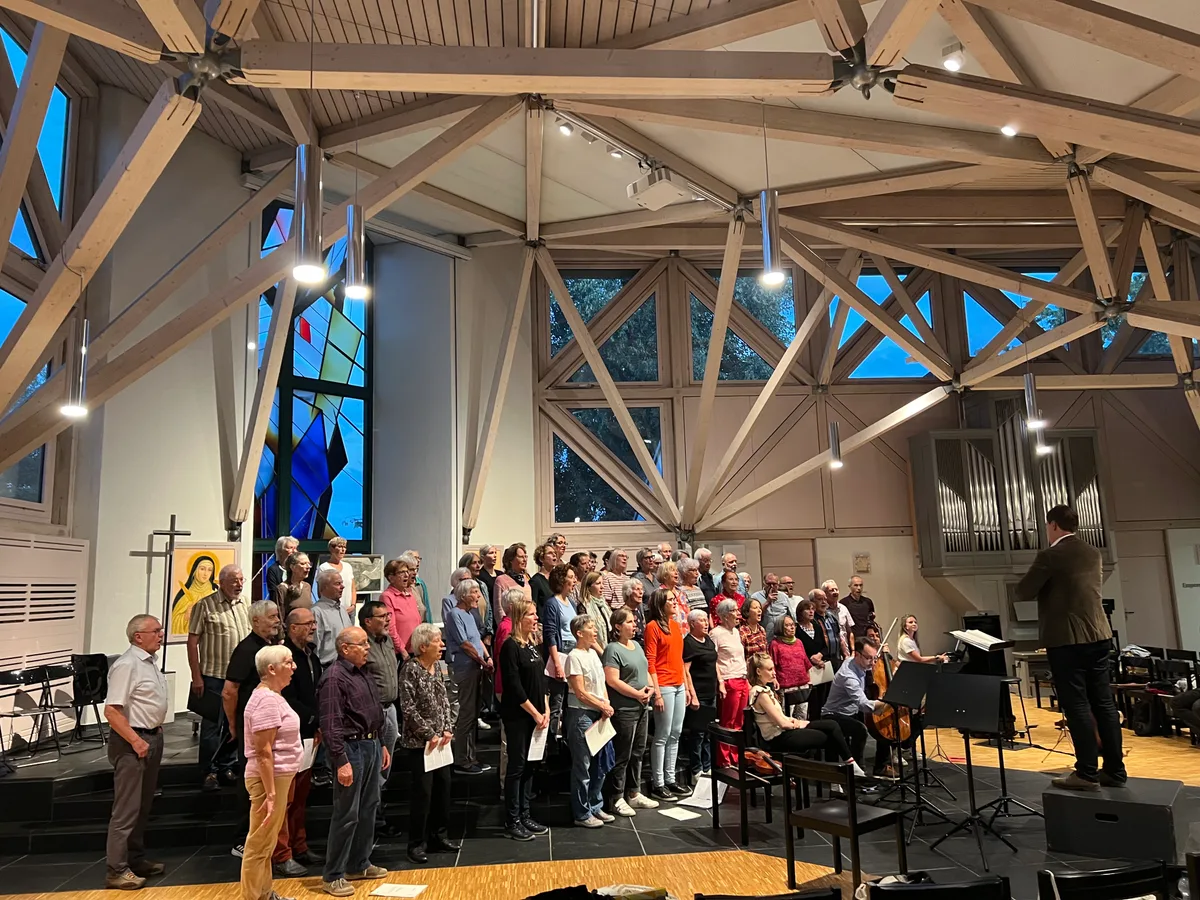 Der Chorus Crescendo übt zusammen mit dem Chor St. Marien aus Winterthur für das Konzert.
