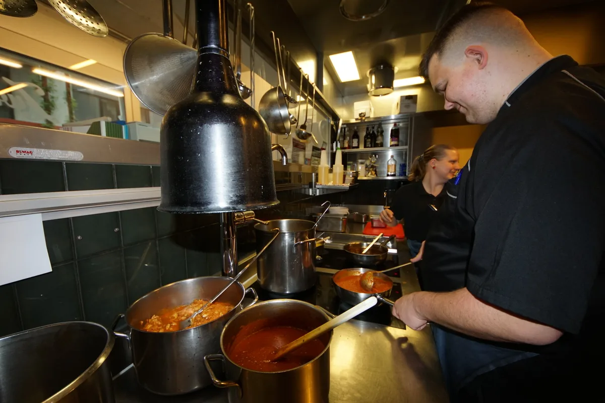 Besuch im Bistro und Hotel Zwiback in Dübendorf, wo Menschen mit Beeinträchtigung arbeiten.