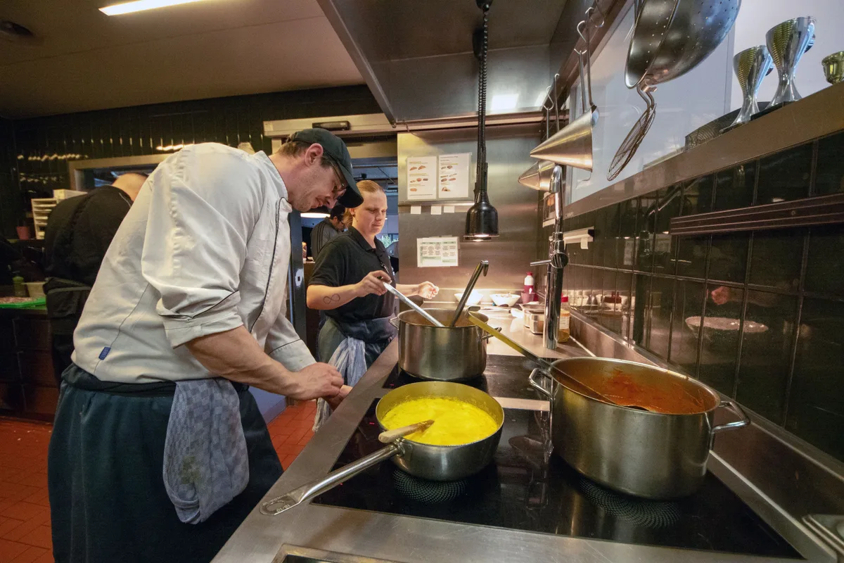 Küchenchef Markus Ganter und Chantal Wyss sind ein eingespieltes Team. Besuch im Bistro und Hotel Zwiback in Dübendorf, wo Menschen mit Beeinträchtigung arbeiten.