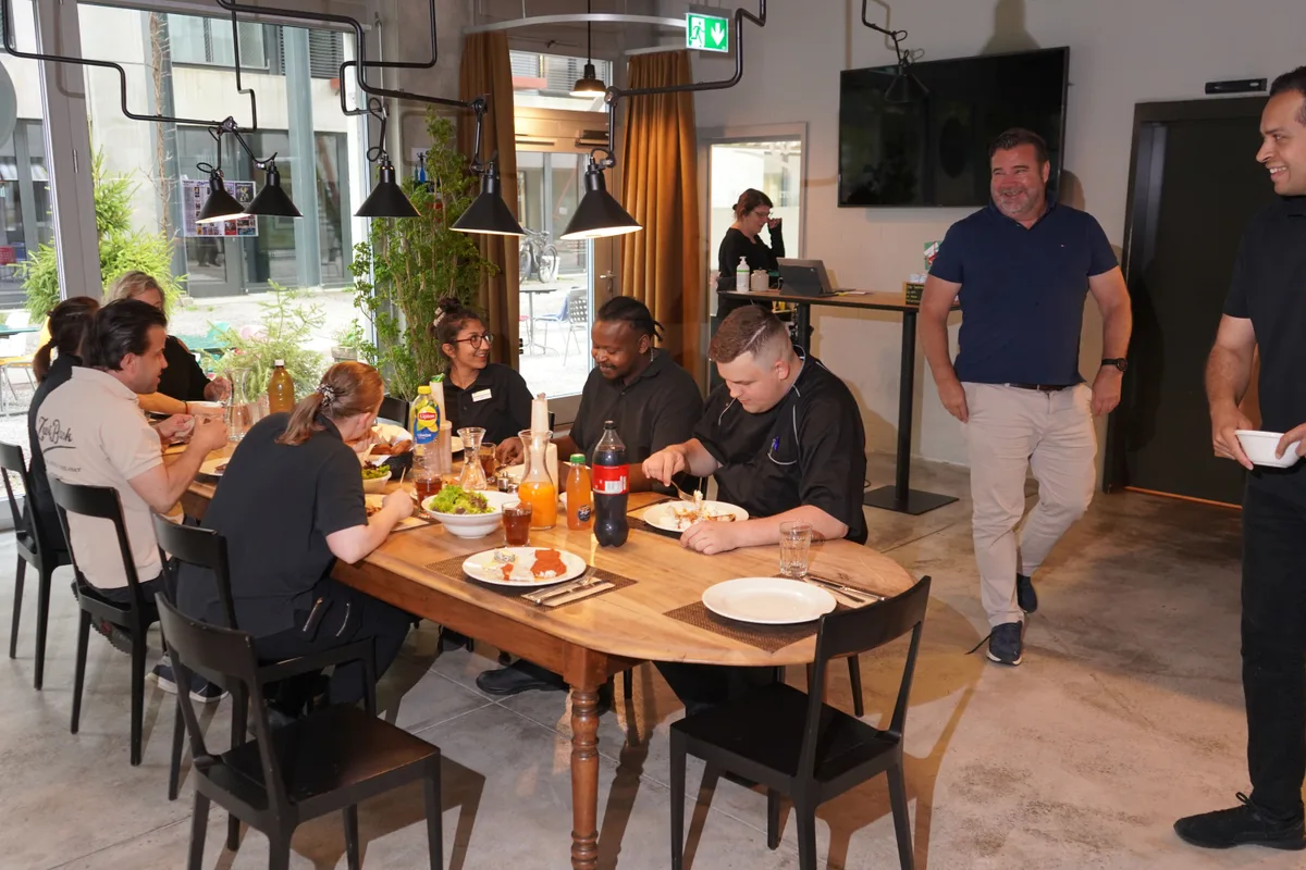 Bevor die Gäste bedient werden, gibt es das gemeinsame Essen fürs Team. Besuch im Bistro und Hotel Zwiback in Dübendorf, wo Menschen mit Beeinträchtigung arbeiten.