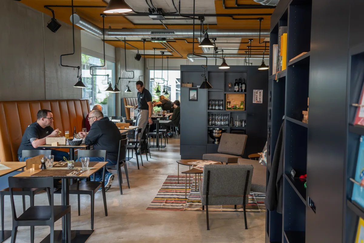 Gegen Mittag füllt sich das Restaurant allmählich. Besuch im Bistro und Hotel Zwiback in Dübendorf, wo Menschen mit Beeinträchtigung arbeiten.