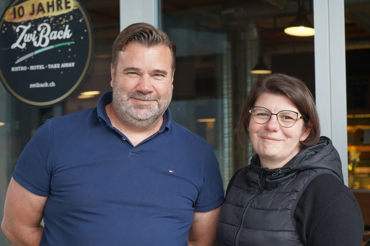 Wayne van Rooyen und Daniela Heise springen ein, wenn mal einer keine Lust auf eine dringende Arbeit hat. Besuch im Bistro und Hotel Zwiback in Dübendorf, wo Menschen mit Beeinträchtigung arbeiten.