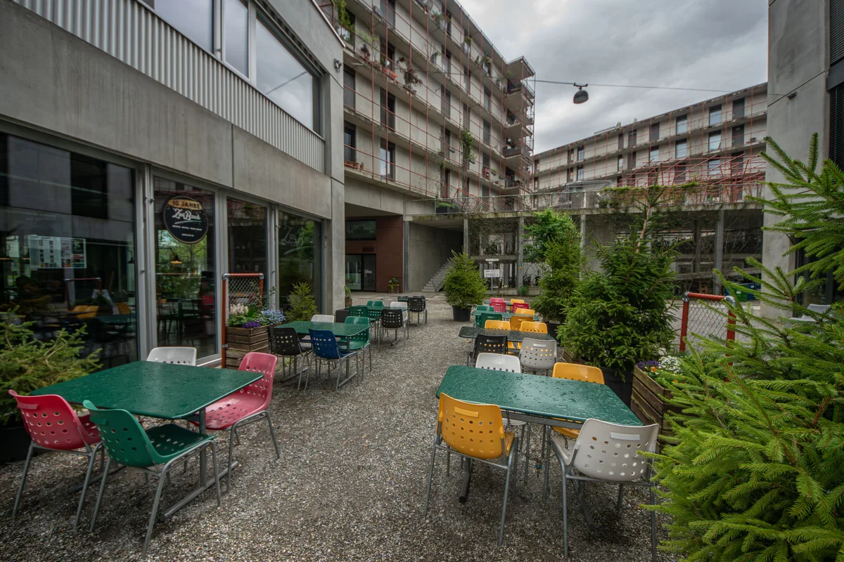 Das Bistro befindet sich auf dem Zwicky-Areal in Dübendorf. Besuch im Bistro und Hotel Zwiback in Dübendorf, wo Menschen mit Beeinträchtigung arbeiten.