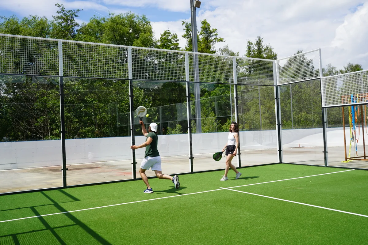 Zwei Personen spielen eine Art Tennis.