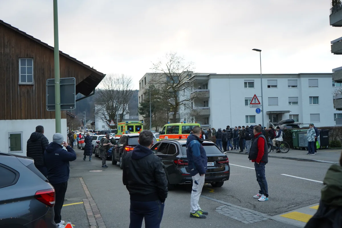 Grosseinsatz der Polizei wegen eines Fehlalarms bei der Primarschule Wil in Dübendorf.